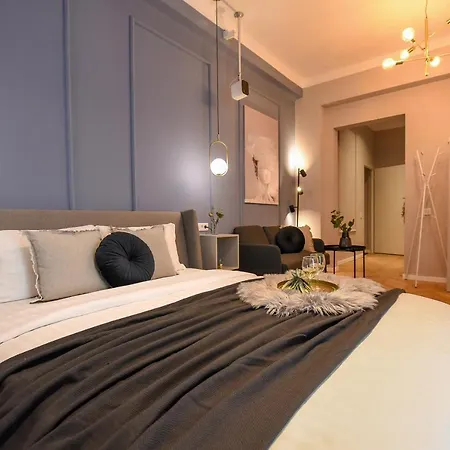 Modern - Central With Wall Projector Near Radisson *