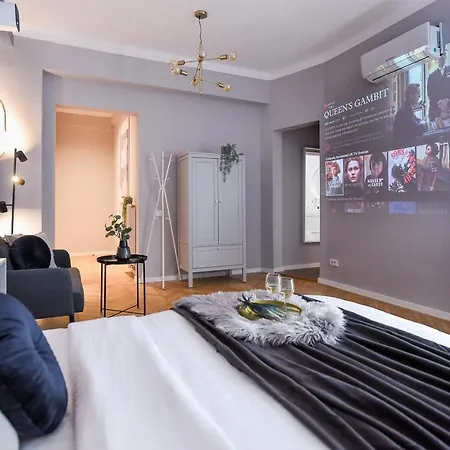 Modern - Central With Wall Projector Near Radisson Apartment *