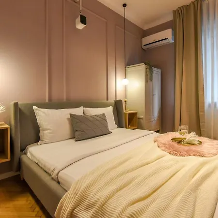 Modern - Central With Wall Projector Near Radisson Apartment *