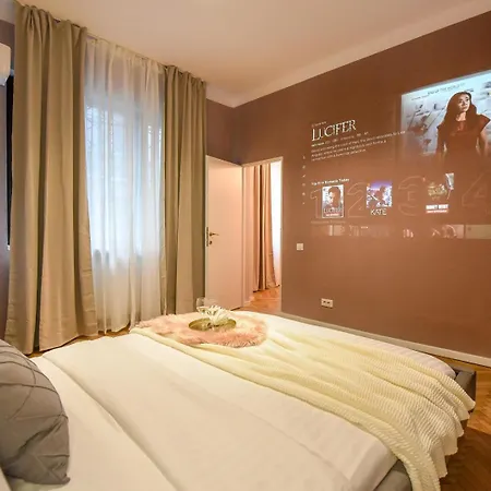 Modern - Central With Wall Projector Near Radisson 아파트