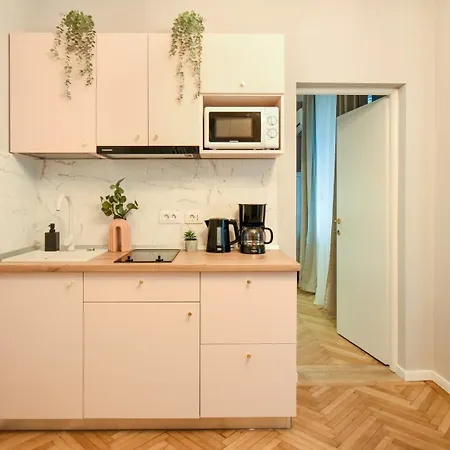 Modern - Central With Wall Projector Near Radisson 아파트