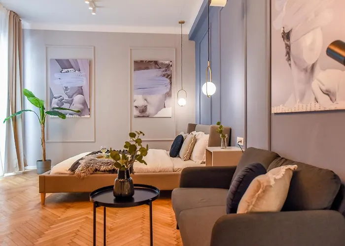 Modern - Central With Wall Projector Near Radisson شقة *