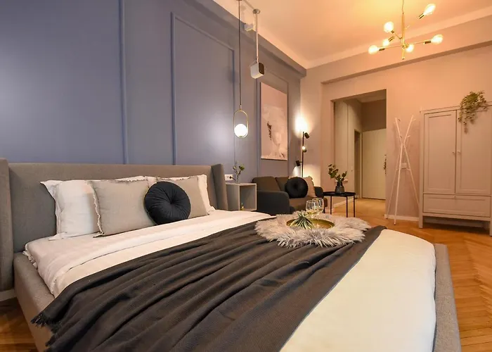 Modern - Central With Wall Projector Near Radisson *