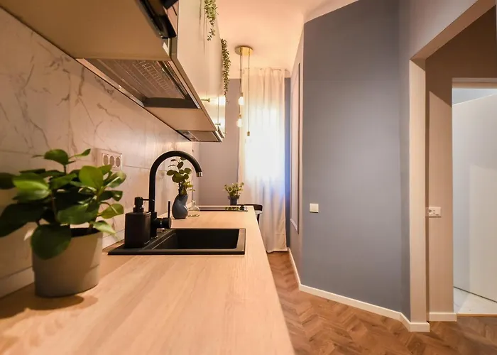 Modern - Central With Wall Projector Near Radisson *