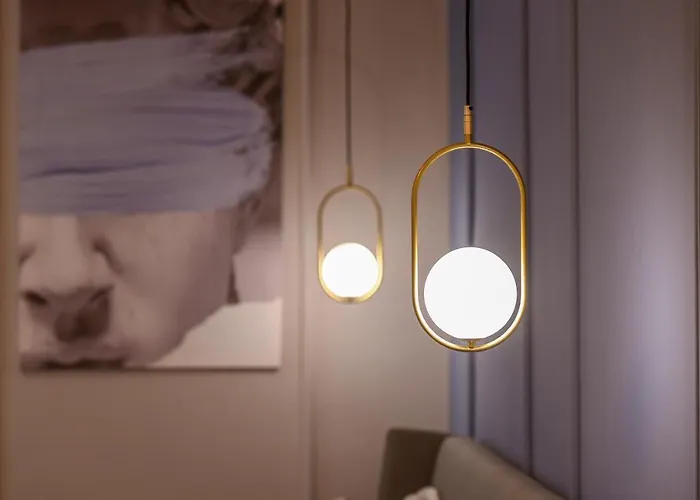 Modern - Central With Wall Projector Near Radisson *