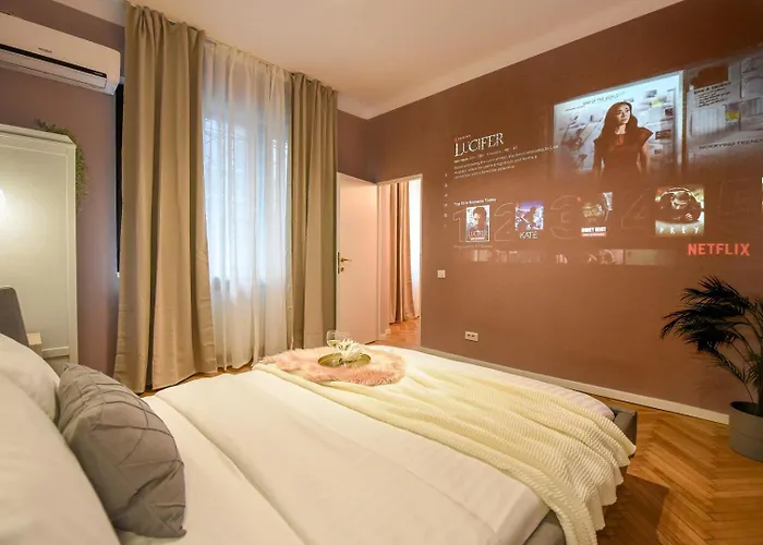 Modern - Central With Wall Projector Near Radisson 아파트