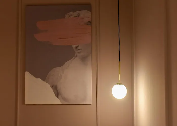 Modern - Central With Wall Projector Near Radisson