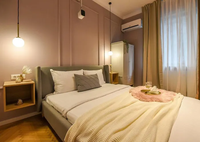 Modern - Central With Wall Projector Near Radisson 아파트 *