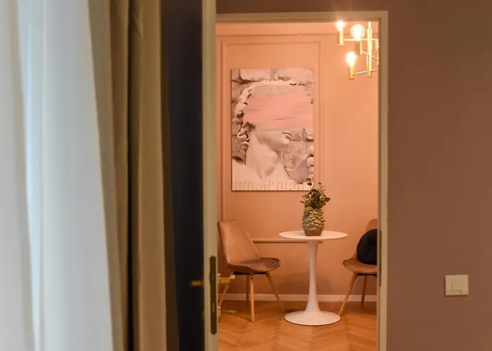 Modern - Central With Wall Projector Near Radisson *