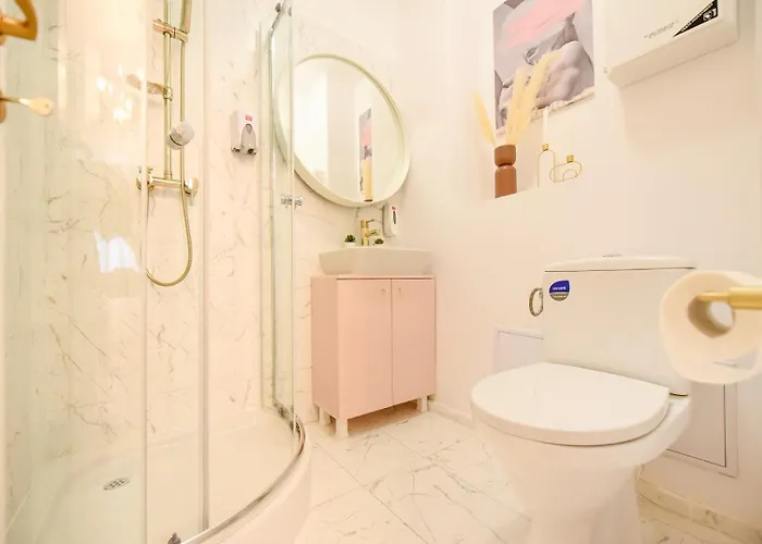 Modern - Central With Wall Projector Near Radisson 아파트